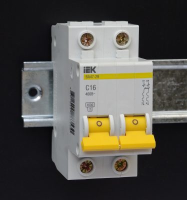 Breaker principal 225